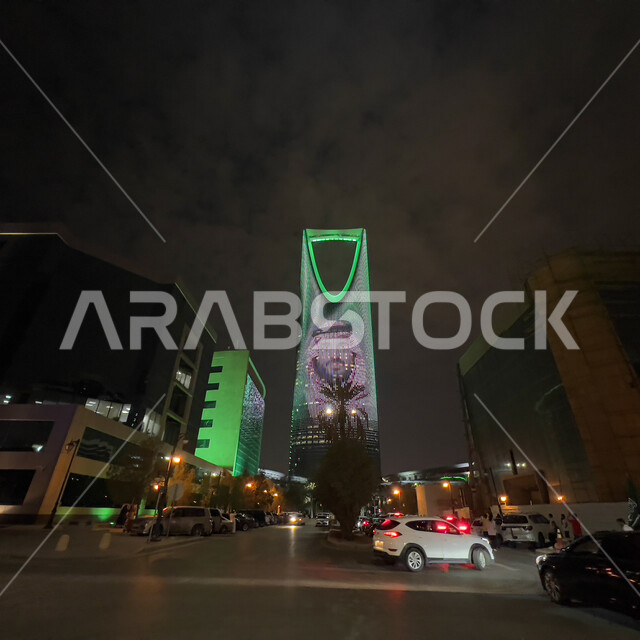 برج المملكة في الرياض بالمملكة العربية السعودية ليلا، برج المملكة مضيئ باللون الأخضر وعليه صورة ولي العهد محمد ابن سلمان، إحتفالات اليوم الوطني السعودي 92، فعاليات اليوم الوطني السعودي 92 ، معالم الرياض، السياحة في السعودية