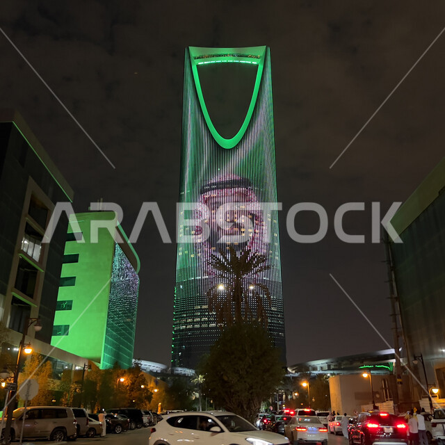 برج المملكة في الرياض بالمملكة العربية السعودية ليلا، برج المملكة مضيئ باللون الأخضر وعليه صورة ولي العهد محمد ابن سلمان، إحتفالات اليوم الوطني السعودي 92، فعاليات اليوم الوطني السعودي 92 ، معالم الرياض، السياحة في السعودية