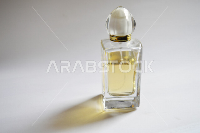 صورة مقربة إحترافية لزجاجة عطر نسائية، التعطر والتطيب ، عطور نسائية، عطور خليجية فاخرة، المسك والعود، خلفية بيضاء