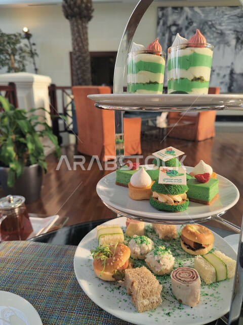 صورة مقربة لحلوى الكيك اللذيذة، قطع الكعك المزينة بالكريمة، ضيافة واستقبال، توزيعات اليوم الوطني، مقبلات بالوان وشعار اليوم الوطني 92، احتفالات اليوم الوطني 92، حلويات شهية