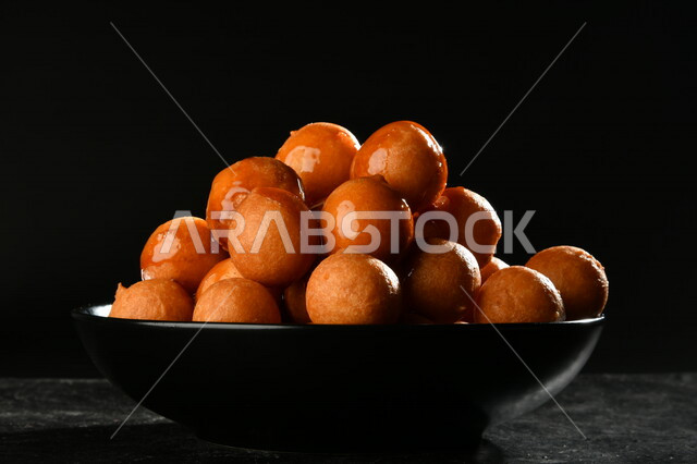 طبق الزلابية اللذيذ، حلا شرقي، حلويات وسكريات، الحلوى الشهية، التحلاية، حلويات شهية ولذيذة، حلوى الزلابية، وصفات وأطباق حلوى لذيذة، مطاعم للمأكولات العربية الشرقية