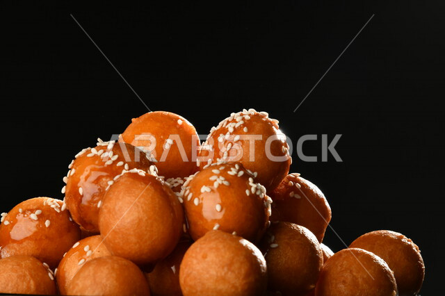 طبق الزلابية اللذيذ، حلا شرقي، حلويات وسكريات، الحلوى الشهية، التحلاية، حلويات شهية ولذيذة، حلوى الزلابية، وصفات وأطباق حلوى لذيذة، مطاعم للمأكولات العربية الشرقية