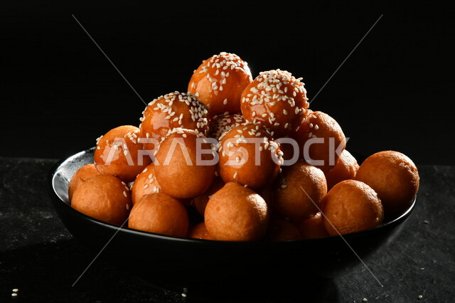 طبق الزلابية اللذيذ، حلا شرقي، حلويات وسكريات، الحلوى الشهية، التحلاية، حلويات شهية ولذيذة، حلوى الزلابية، وصفات وأطباق حلوى لذيذة، مطاعم للمأكولات العربية الشرقية