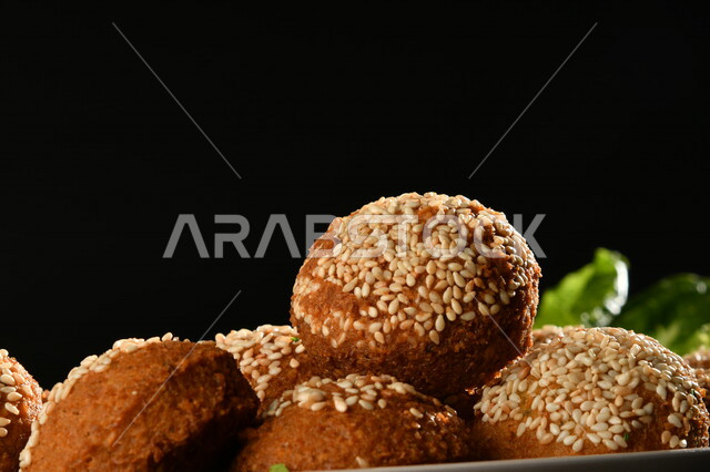صورة مقربة لطبق من اقراص الفلافل مع الخضروات، المطاعم العربية، مطاعم للمأكولات العربية الشرقية، وجبات الطعام الشهية، طبق افطار شهي، اقراص الفلافل، المطاعم العربية