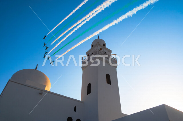 الطيران السعودي يحلق فوق احد المساجد في احتفالات اليوم الوطني السعودي، عروض الطيران السعودي، فعاليات اليوم الوطني السعودي 92، عيد الاستقلال السعودي، ذكرى اليوم الوطني السعودي 92، عروض جوية، عروض عسكرية، هيئة الترفيه السعودية
