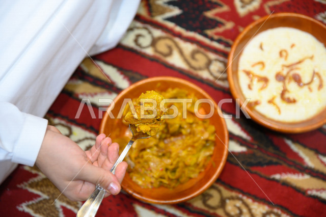 رجل عربي سعودي خليجي على مائدة الطعام, تناول الطعام باليد, الجلوس على الأرض, أطباق شعبيه عربيه سعوديه خليجيه, طبق الجريش, أرز مع الدجاج, ارز مع اللحم, مرقوق, قرصان, فطور رمضاني