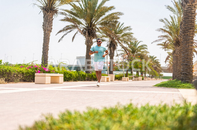 رجل عربي خليجي سعودي يمارس الرياضة الصباحية على كورنيش جدة، ممارسة رياضة الجري على ممشى كورنيش جدة السياحي، واجهة جدة البحرية، أماكن سياحية ترفيهية بالسعودية، الإستجمام والترفيه، المحافظة على اللياقة والصحة الجيدة، أنشطة ترفيهية في جدة