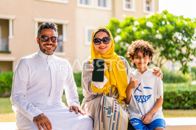 عائلة عربية خليجية سعودية تقضي أوقات ممتعة في الأحياء السكنية الراقية بالسعودية، عرض شاشة سوداء فارغة، عرض الخدمات العقارية، التسويق للمنازل السكنية، كمباوند سكني بالمملكة العربية السعودية، فلل سكنية، مجمع سكني، الإسكان العائلي بالسعودية، جودة الحياة