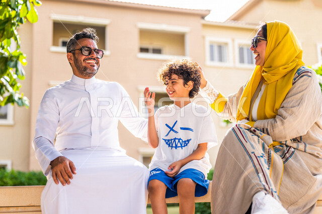 عائلة عربية خليجية سعودية تقضي أوقات ممتعة في الأحياء السكنية الراقية بالسعودية، كمباوند سكني بالمملكة العربية السعودية، فلل سكنية، مجمع سكني بالسعودية، الإسكان العائلي بالسعودية، أجواء عائلية سعيدة، أسرة سعودية، جودة الحياة
