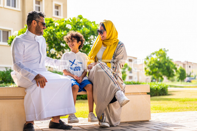 عائلة عربية خليجية سعودية تقضي أوقات ممتعة في الأحياء السكنية الراقية بالسعودية، كمباوند سكني بالمملكة العربية السعودية، فلل سكنية، مجمع سكني بالسعودية، الإسكان العائلي بالسعودية، أجواء عائلية سعيدة، أسرة سعودية، جودة الحياة