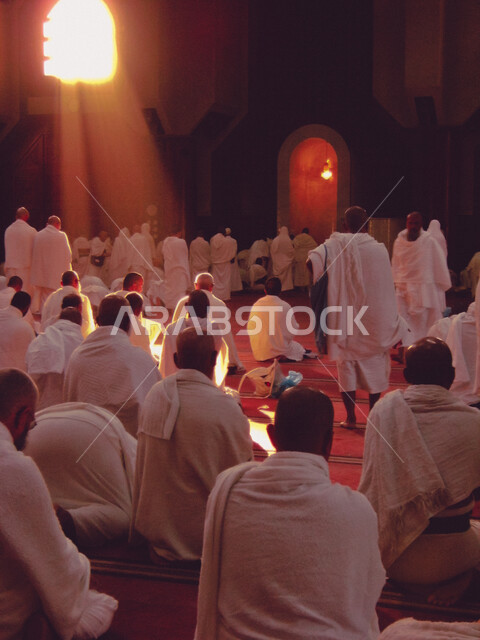مجموعة من الحجاج المسلمين يرتدون لباس الإحرام، يؤدون الصلاة في مسجد السيدة عائشة في ميقات التنعيم في مكة المكرمة، الإستعداد لأداء فريضة الحج في مكة المكرمة بالمملكة العربية السعودية، موسم الحج 2022 ، العبادة والتقرب إلى الله