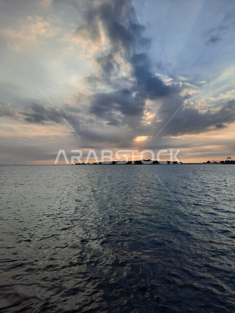 صورة جمالية لشاطئ البحر الأحمر في مدينة جدة بالمملكة العربية السعودية وقت الغروب ، خلفية الطبيعة ، اماكن سياحية ترفيهية ، هدوء وجمال البحر ، كورنيش جدة وقت غروب الشمس، غروب الشمس على شاطئ بحر جدة