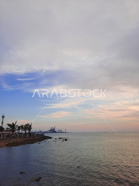 صورة جمالية لشاطئ البحر الأحمر في مدينة جدة بالمملكة العربية السعودية وقت الغروب ، خلفية الطبيعة ، اماكن سياحية ترفيهية ، هدوء وجمال البحر ، كورنيش جدة وقت غروب الشمس، غروب الشمس على شاطئ بحر جدة
