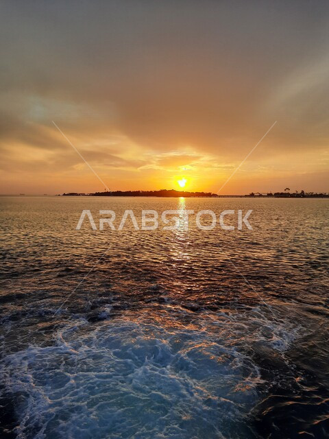 صورة جمالية لشاطئ البحر الأحمر في مدينة جدة بالمملكة العربية السعودية وقت الغروب ، خلفية الطبيعة ، اماكن سياحية ترفيهية ، هدوء وجمال البحر ، كورنيش جدة وقت غروب الشمس، غروب الشمس على شاطئ بحر جدة