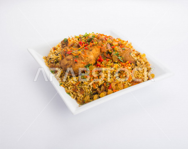 طبق من الأرز البرياني مع الدجاج, أرز مبهر مع المكسرات والزبيب, مأكولات هنديه, أطباق شعبيه, عزائم وولائم, مطاعم هنديه في المملكه العربيه السعوديه