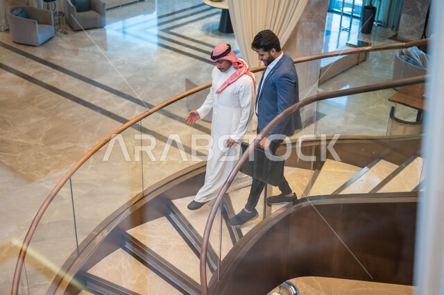 رجل أعمال عربي سعودي خليجي مع رجل أعمال عربي يرتدي البدله الرسميه, إستقبال عميل, شراكات عمل جديده, نقاشات عمل, موظف استقبال في شركه, شركات توظيف في السعوديه, الشراكات الإستراتيجيه الدوليه, تعاون مشترك بين رجال الأعمال, العمل الجماعي في بيئة العمل