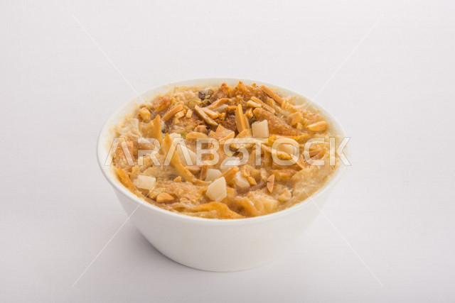 طبق من حلى أم علي, حلويات عربيه شرقيه مشهوره, حلى الخبز والحليب, مأكولات شعبيه, طبخ عربي سعودي خليجي, حلويات وسكريات