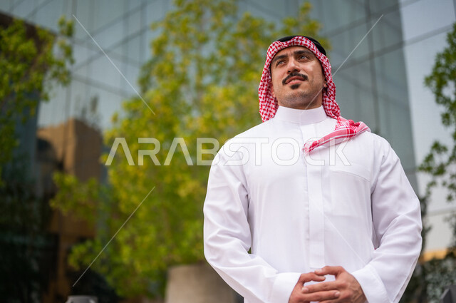 A close-up photo of a Saudi Arabian Gulf businessman in Saudi dress ...