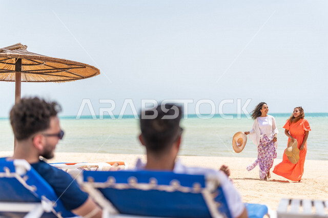 مجموعة من الأصدقاء يتقابلون على شاطيء بحر جدة، التعارف والالتقاء، الجلوس على كراسي الاسترخاء على شاطئ بحر جدة السياحي، دردشة ومحادثات، الاستمتاع بالاجازة الصيفية مع الأصدقاء، الاسترخاء والترفيه، سياحة وإستجمام، قضاء أوقات ممتعة بالعطلة الصيفية