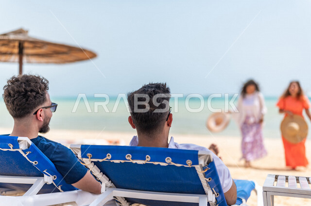 مجموعة من الأصدقاء يتقابلون على شاطيء بحر جدة، التعارف والالتقاء، الجلوس على كراسي الاسترخاء على شاطئ بحر جدة السياحي، دردشة ومحادثات، الاستمتاع بالاجازة الصيفية مع الأصدقاء، الاسترخاء والترفيه، سياحة وإستجمام، قضاء أوقات ممتعة بالعطلة الصيفية