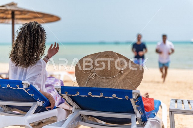مجموعة من الأصدقاء يتقابلون على شاطيء بحر جدة، التعارف والالتقاء، الجلوس على كراسي الاسترخاء على شاطئ بحر جدة السياحي، دردشة ومحادثات، الاستمتاع بالاجازة الصيفية مع الأصدقاء، الاسترخاء والترفيه، سياحة وإستجمام، قضاء أوقات ممتعة بالعطلة الصيفية