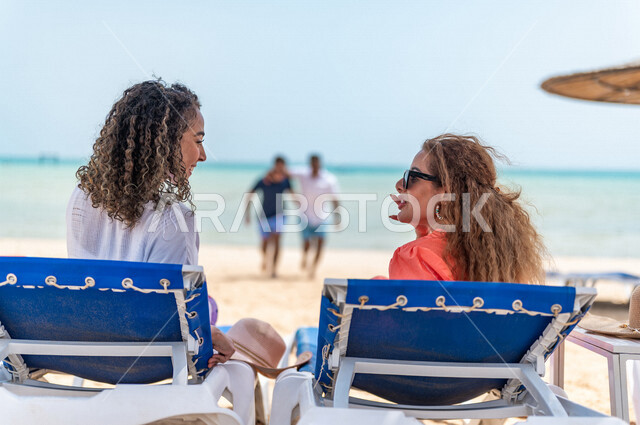 مجموعة من الأصدقاء يتقابلون على شاطيء بحر جدة، التعارف والالتقاء، الجلوس على كراسي الاسترخاء على شاطئ بحر جدة السياحي، دردشة ومحادثات، الاستمتاع بالاجازة الصيفية مع الأصدقاء، الاسترخاء والترفيه، سياحة وإستجمام، قضاء أوقات ممتعة بالعطلة الصيفية