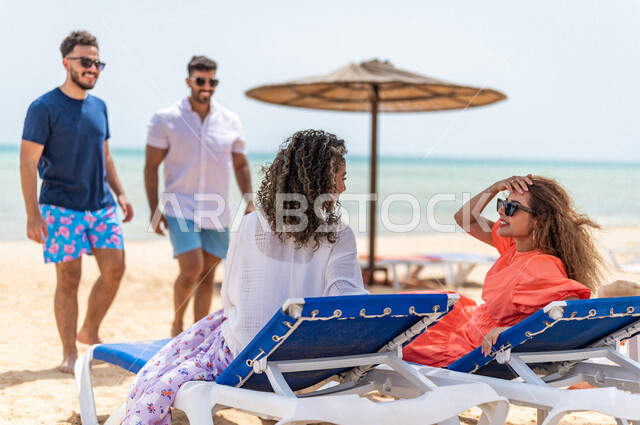 مجموعة من الأصدقاء يتقابلون على شاطيء بحر جدة، التعارف والالتقاء، الجلوس على كراسي الاسترخاء على شاطئ بحر جدة السياحي، دردشة ومحادثات، الاستمتاع بالاجازة الصيفية مع الأصدقاء، الاسترخاء والترفيه، سياحة وإستجمام، قضاء أوقات ممتعة بالعطلة الصيفية