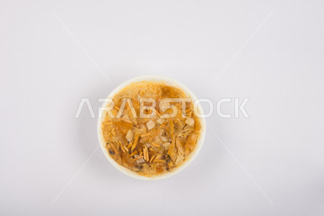 طبق من حلى أم علي, حلويات عربيه شرقيه مشهوره, حلى الخبز والحليب, مأكولات شعبيه, طبخ عربي سعودي خليجي, حلويات وسكريات