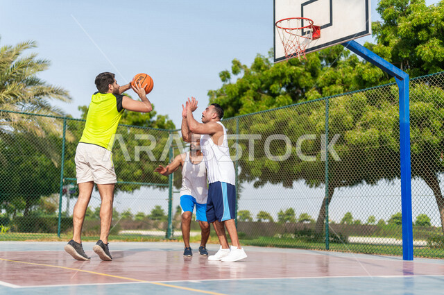 فريق من الاصدقاء العرب الخليجيين السعوديين يلعبون كرة السلة، ممارسة كرة السلة في الملاعب العامة، اندية و تشجيع، انشطه ترفيهيه رياضية، انشطة ورياضات شبابية، منافسات وتحديات، نشاط بدني
