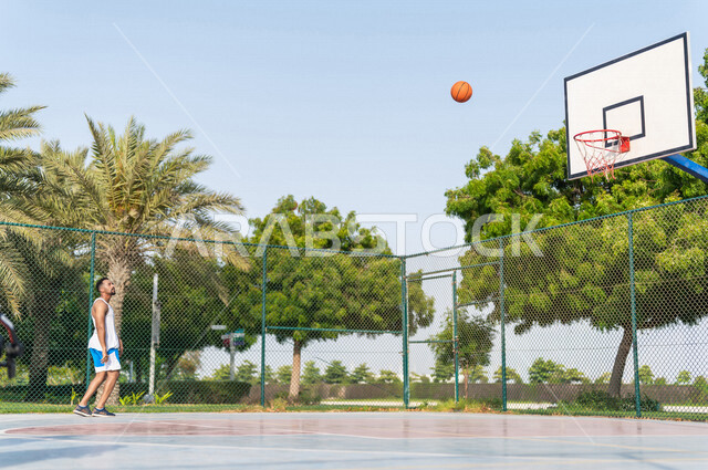 شاب عربي خليجي سعودي يلعب كرة السلة، ممارسة كرة السلة في الملاعب العامة، اندية و تشجيع، انشطه ترفيهيه رياضية، انشطة ورياضات شبابية، منافسات وتحديات، نشاط بدني
