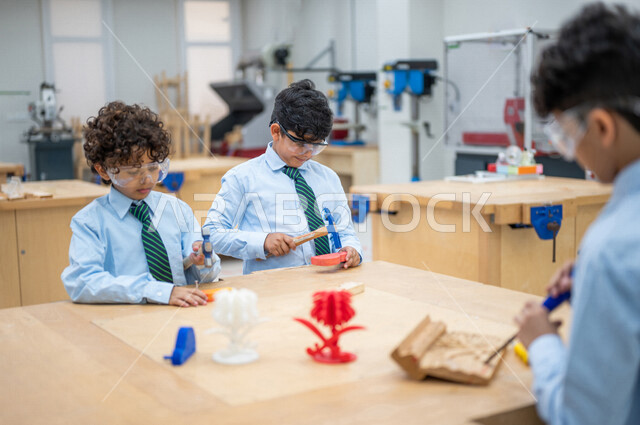 مجموعه من الطلاب العرب السعوديون الخليجيون في بيئه مدرسيه تعليميه متطوره داخل الفصل, نظام التعليم المنتسوري, التعليم الذكي، عالم جديد من التعليم, تعزيز العلوم والإبتكارات, تنمية المهارات ، المدارس المبتكره, جودة التعليم, مدارس أكاديميه في السعوديه