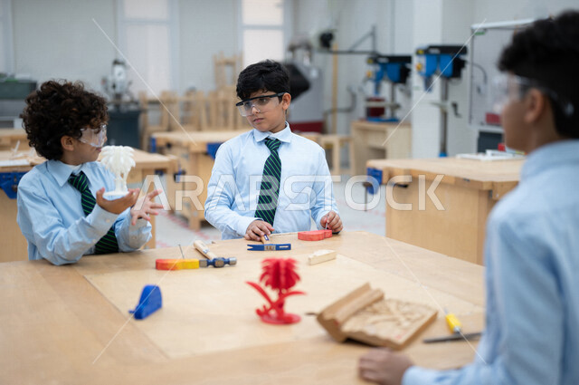 مجموعه من الطلاب العرب السعوديون الخليجيون في بيئه مدرسيه تعليميه متطوره داخل الفصل, نظام التعليم المنتسوري, التعليم الذكي، عالم جديد من التعليم, تعزيز العلوم والإبتكارات, تنمية المهارات ، المدارس المبتكره, جودة التعليم, مدارس أكاديميه في السعوديه