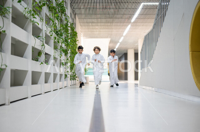 طلاب عرب سعوديون خليجيون يركضون في بهو المدرسه, وقت اللعب والترفيه, الفسحه المدرسيه, ايماءات تدل على السعاده والمرح, الإستعداد للفصل الدراسي الجديد, مدارس أكاديميه في المملكه العربيه السعوديه