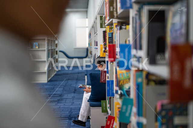 مكتبة مدرسية لقراءة الكتب، الاستمتاع بقراءة الكتب، مفهوم القراءه والثقافه, مكتبة لطلاب المدرسة، التعليم الذاتي, بيئه مدرسيه تعليميه متطوره, مدارس أكاديميه في المملكة العربية السعودية