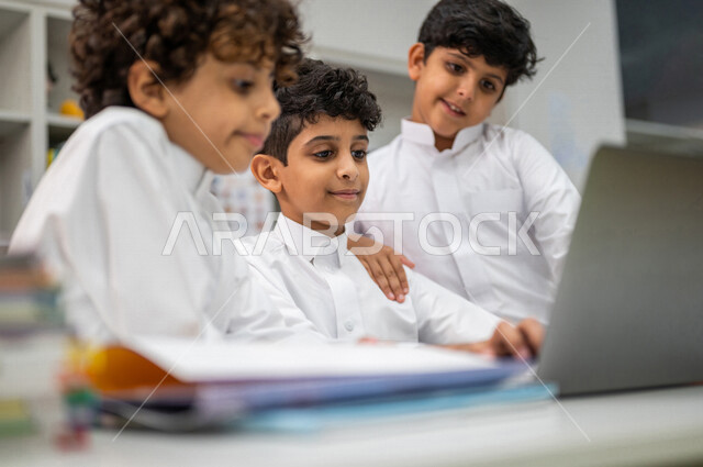 طلاب عرب سعوديون خليجيون داخل الفصل المدرسي ، التعليم الالكتروني ، التعاون و المشاركة بين الطلاب ، البحث العلمي، مفهوم المذاكره الجماعيه، التعلم الذاتي، بيئه مدرسيه تعليميه متطوره, المدارس المبتكره, جودة التعليم, مدارس أكاديميه في المملكة العربية السعودية