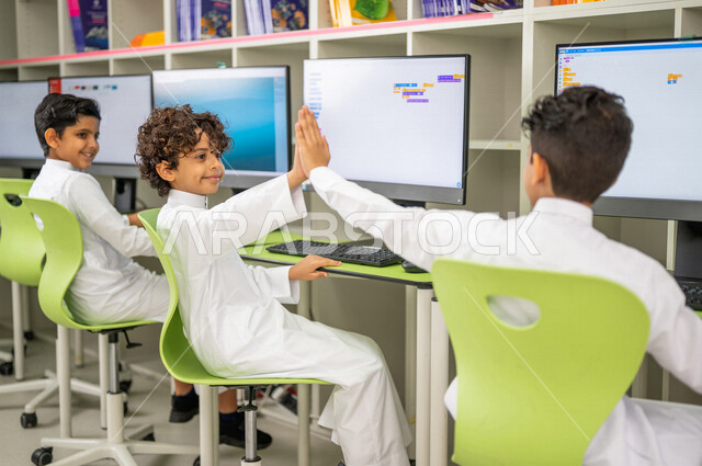 مجموعه من الطلاب العرب السعوديون الخليجيون في بيئه مدرسيه تعليميه متطوره, معمل الحاسوب, التعليم الإلكتروني المتطور, منصات تعليميه, التعليم الذكي, تعزيز العلوم والإبتكارات، المدارس المبتكره, جودة التعليم, مدارس أكاديميه في السعوديه