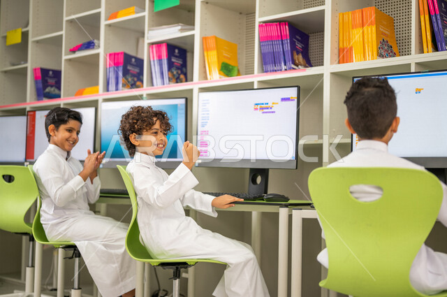 مجموعه من الطلاب العرب السعوديون الخليجيون في بيئه مدرسيه تعليميه متطوره, معمل الحاسوب, التعليم الإلكتروني المتطور, منصات تعليميه, التعليم الذكي, تعزيز العلوم والإبتكارات، المدارس المبتكره, جودة التعليم, مدارس أكاديميه في السعوديه