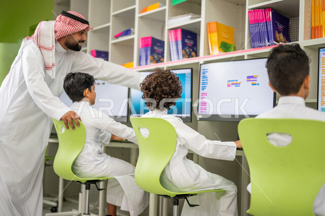 مجموعه من الطلاب العرب السعوديون الخليجيون في بيئه مدرسيه تعليميه متطوره, معمل الحاسوب, التعليم الإلكتروني المتطور, منصات تعليميه, التعليم الذكي, تعزيز العلوم والإبتكارات، المدارس المبتكره, جودة التعليم, مدارس أكاديميه في السعوديه