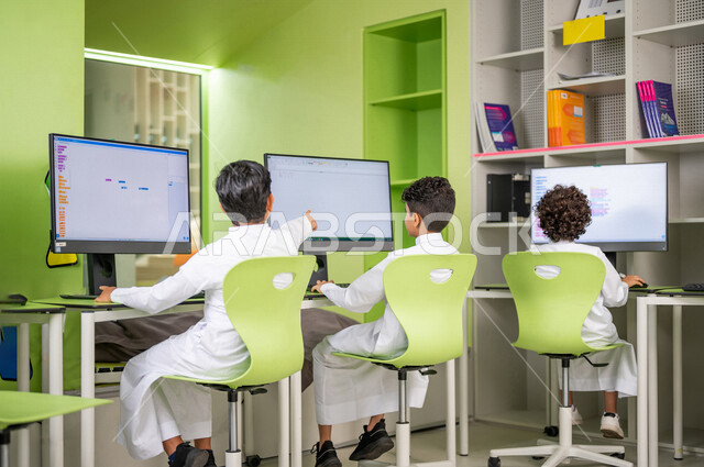 مجموعه من الطلاب العرب السعوديون الخليجيون في بيئه مدرسيه تعليميه متطوره, معمل الحاسوب, التعليم الإلكتروني المتطور, منصات تعليميه, التعليم الذكي, تعزيز العلوم والإبتكارات، المدارس المبتكره, جودة التعليم, مدارس أكاديميه في السعوديه