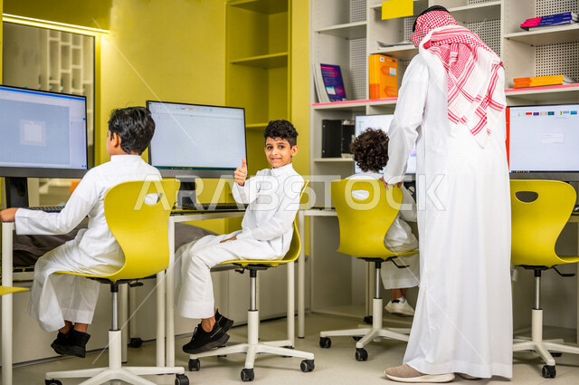 مجموعه من الطلاب العرب السعوديون الخليجيون في بيئه مدرسيه تعليميه متطوره, معمل الحاسوب, التعليم الإلكتروني المتطور, منصات تعليميه, التعليم الذكي, تعزيز العلوم والإبتكارات، المدارس المبتكره, جودة التعليم, مدارس أكاديميه في السعوديه