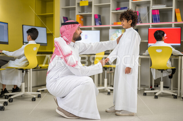  معلم عربي سعودي خليجي يقوم بالترحيب بالطالب الجديد, مجموعه من الطلاب العرب السعوديون الخليجيون في بيئه مدرسيه تعليميه متطوره, معمل الحاسوب, التعليم الذكي، المدارس المبتكره, جودة التعليم, مدارس أكاديميه في المملكه العربيه السعوديه