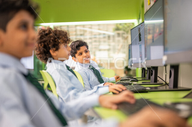 مجموعه من الطلاب العرب السعوديون الخليجيون في بيئه مدرسيه تعليميه متطوره, معمل الحاسوب, التعليم الإلكتروني المتطور, منصات تعليميه, التعليم الذكي, تعزيز العلوم والإبتكارات، المدارس المبتكره, جودة التعليم, مدارس أكاديميه في السعوديه