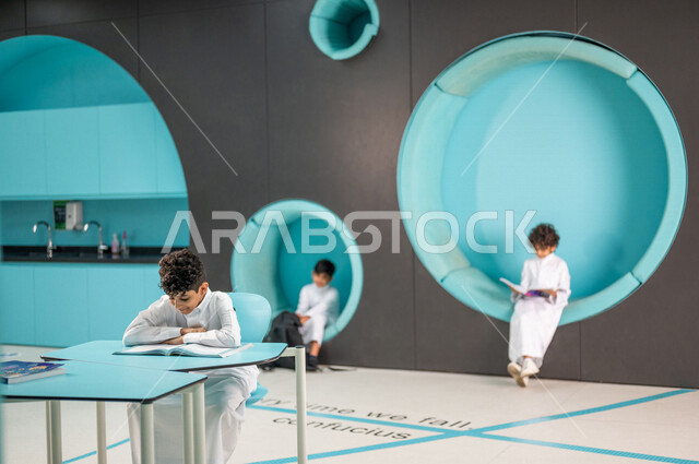 مجموعه من الطلاب العرب السعوديون الخليجيون في بيئه مدرسيه تعليميه متطوره, نظام التعليم المنتسوري, التعليم الذكي، فصل تعليمي بتقنيات متطوره, تعزيز العلوم والإبتكارات, تنمية المهارات ، المدارس المبتكره, جودة التعليم, مدارس أكاديميه في السعوديه