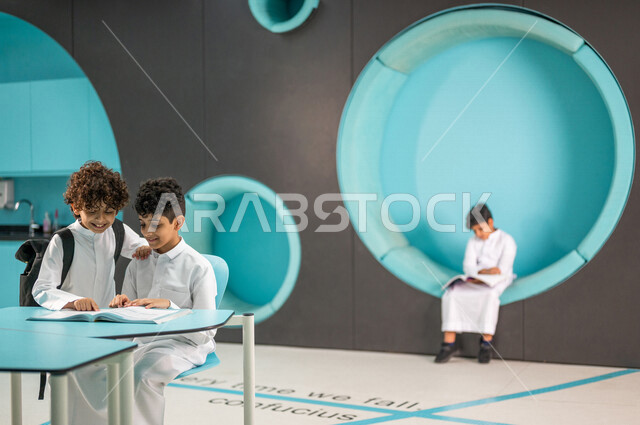 مجموعه من الطلاب العرب السعوديون الخليجيون في بيئه مدرسيه تعليميه متطوره, نظام التعليم المنتسوري, التعليم الذكي، فصل تعليمي بتقنيات متطوره, تعزيز العلوم والإبتكارات, تنمية المهارات ، المدارس المبتكره, جودة التعليم, مدارس أكاديميه في السعوديه