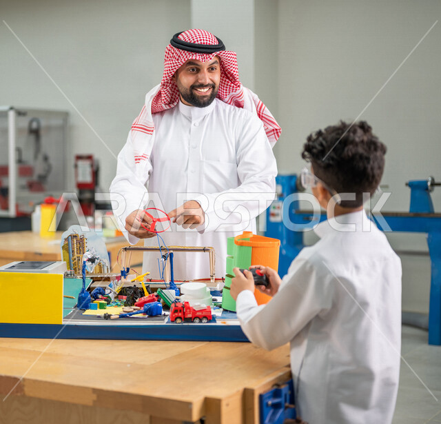 معلم عربي سعودي خليجي في بيئه مدرسيه تعليميه متطوره، متابعة مجموعة من الطلاب داخل الفصل, نظام التعليم المنتسوري, التعليم الذكي، عالم جديد من التعليم, تعزيز العلوم والإبتكارات, تنمية المهارات ، المدارس المبتكره, جودة التعليم, مدارس أكاديميه في السعوديه