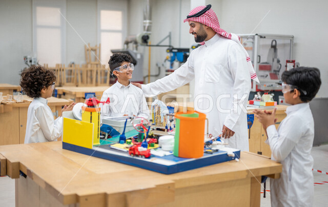 معلم عربي سعودي خليجي في بيئه مدرسيه تعليميه متطوره، متابعة مجموعة من الطلاب داخل الفصل, نظام التعليم المنتسوري, التعليم الذكي، عالم جديد من التعليم, تعزيز العلوم والإبتكارات, تنمية المهارات ، المدارس المبتكره, جودة التعليم, مدارس أكاديميه في السعوديه