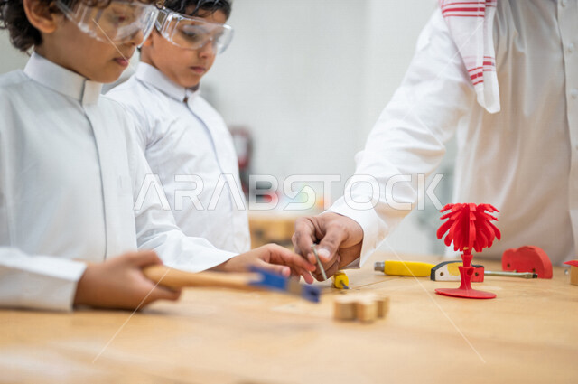 صوره مقربه لمجموعه من الطلاب العرب السعوديون الخليجيون في بيئه مدرسيه تعليميه متطوره داخل الفصل, نظام التعليم المنتسوري, التعليم الذكي، عالم جديد من التعليم, تعزيز العلوم والإبتكارات, تنمية المهارات ، المدارس المبتكره, جودة التعليم, مدارس أكاديميه في السع