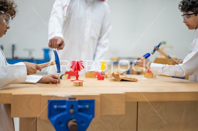 صوره مقربه لمجموعه من الطلاب العرب السعوديون الخليجيون في بيئه مدرسيه تعليميه متطوره داخل الفصل, نظام التعليم المنتسوري, التعليم الذكي، عالم جديد من التعليم, تعزيز العلوم والإبتكارات, تنمية المهارات ، المدارس المبتكره, جودة التعليم, مدارس أكاديميه في السع