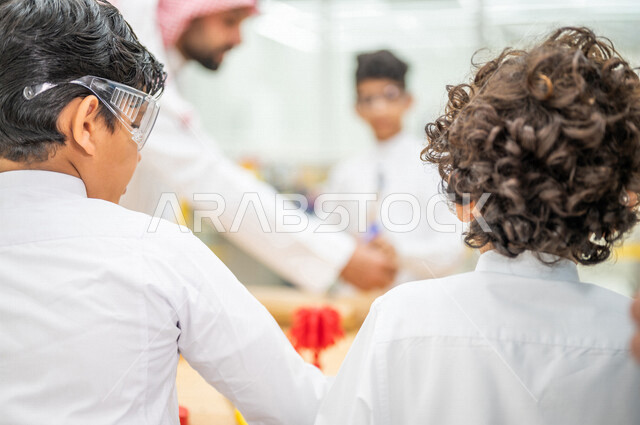 مجموعه من الطلاب العرب السعوديون الخليجيون في بيئه مدرسيه تعليميه متطوره داخل الفصل, نظام التعليم المنتسوري, التعليم الذكي، عالم جديد من التعليم, تعزيز العلوم والإبتكارات, تنمية المهارات ، المدارس المبتكره, جودة التعليم, مدارس أكاديميه في السعوديه