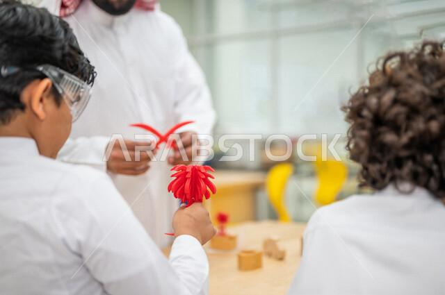 مجموعه من الطلاب العرب السعوديون الخليجيون في بيئه مدرسيه تعليميه متطوره داخل الفصل, نظام التعليم المنتسوري, التعليم الذكي، عالم جديد من التعليم, تعزيز العلوم والإبتكارات, تنمية المهارات ، المدارس المبتكره, جودة التعليم, مدارس أكاديميه في السعوديه